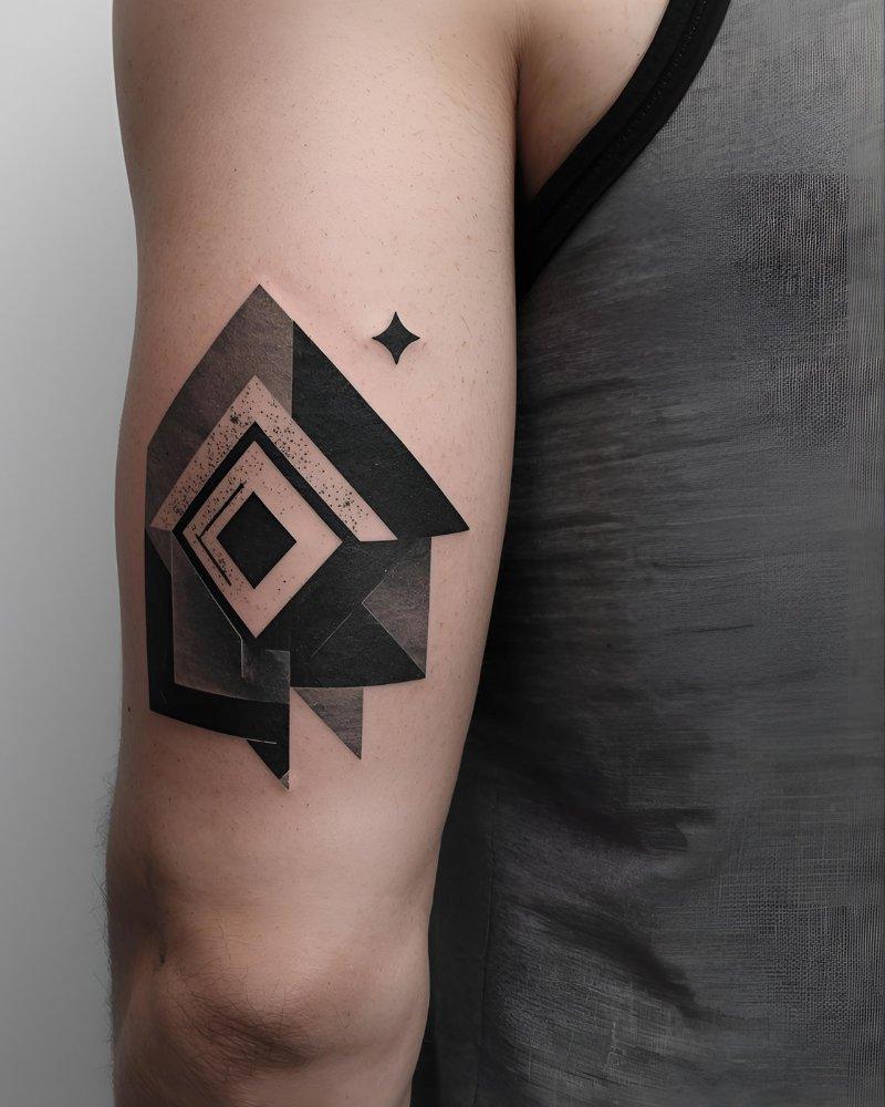 Tatuagem masculina no braço em preto e cinza, com formas geométricas.