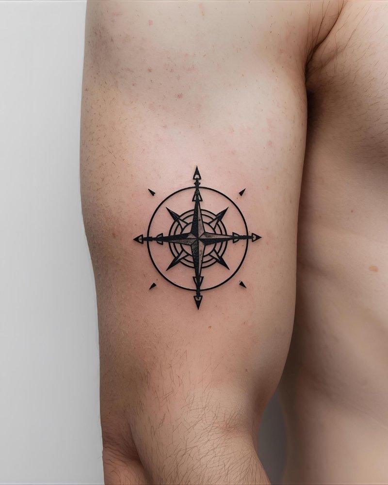 Tatuagem masculina no braço com símbolo viking.