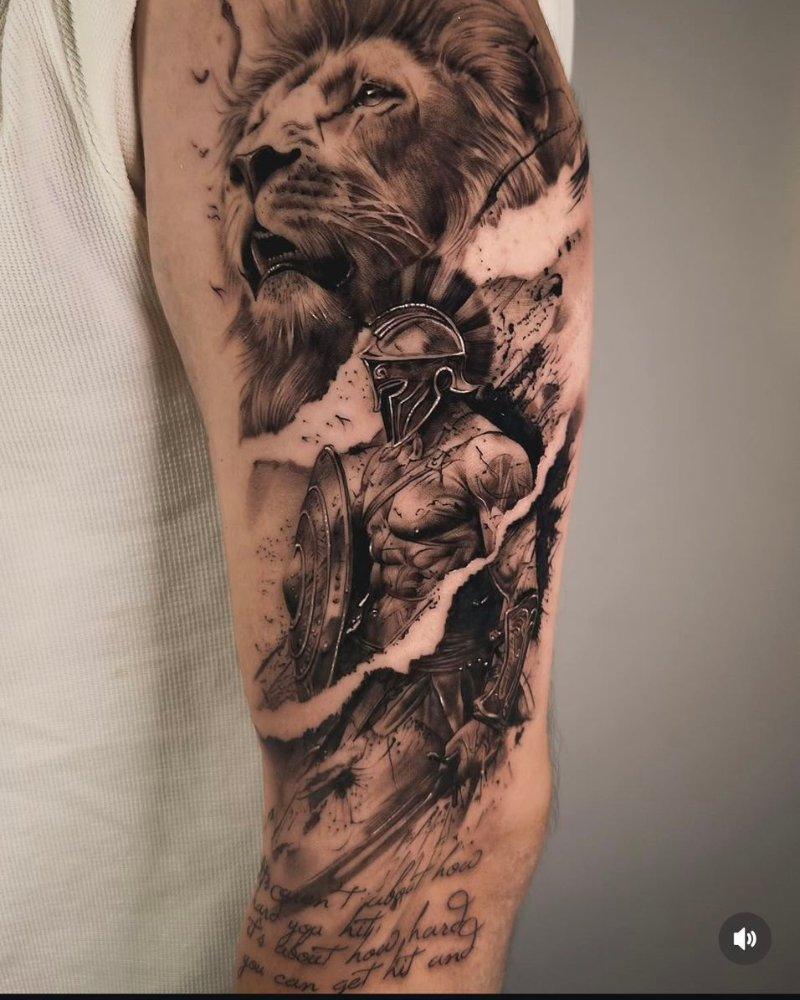 Tatuagem masculina no braço