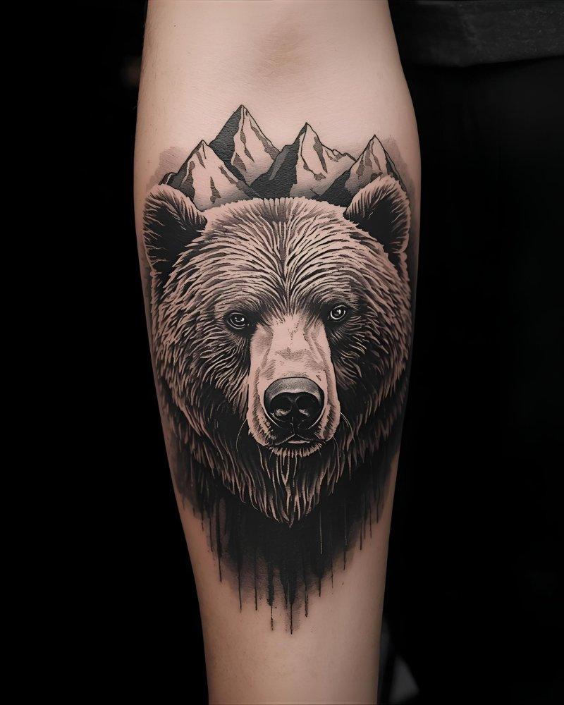 Tatuagem masculina no braço de um urso.