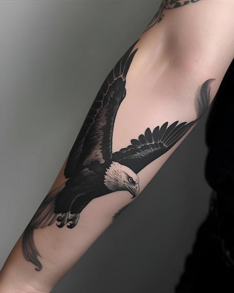 Tatuagem masculina no braço de uma águia.