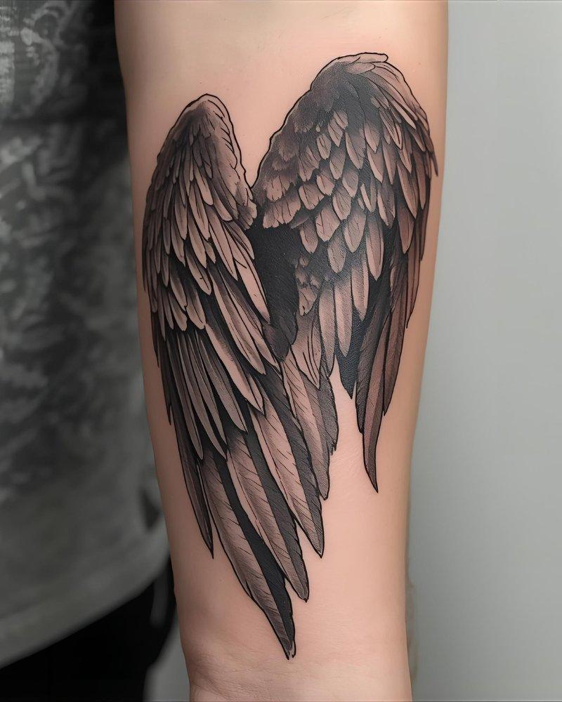 Tatuagem masculina no braço de um anjo.