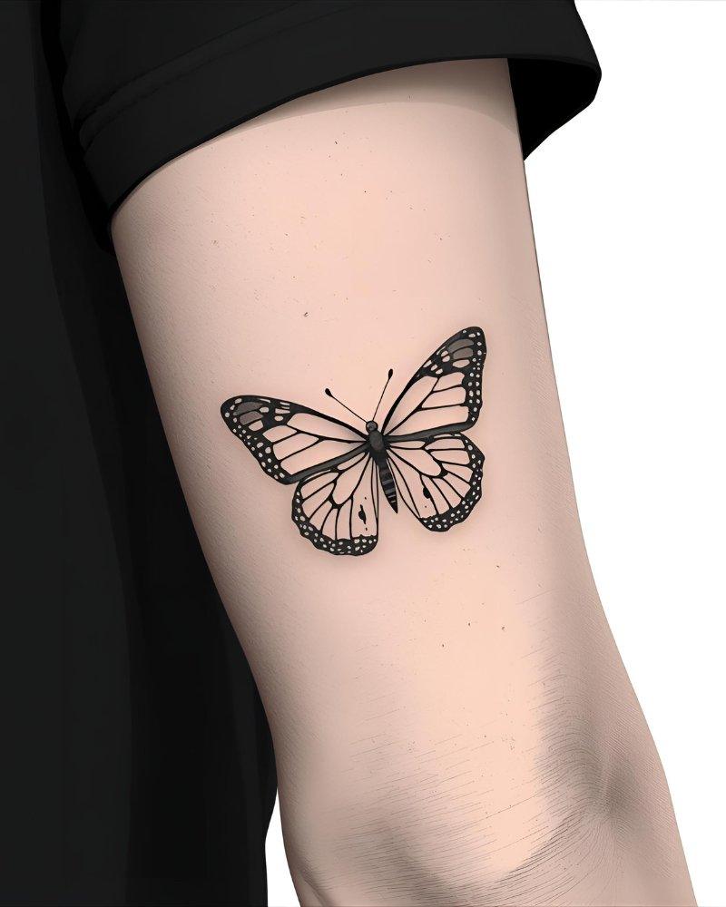 Tatuagem masculina no braço, de uma borboleta.