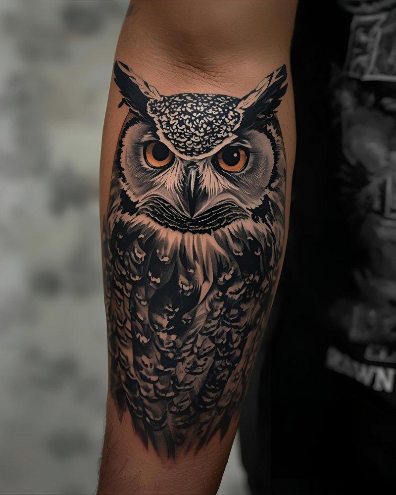 Tatuagem masculina no braço de uma coruja.