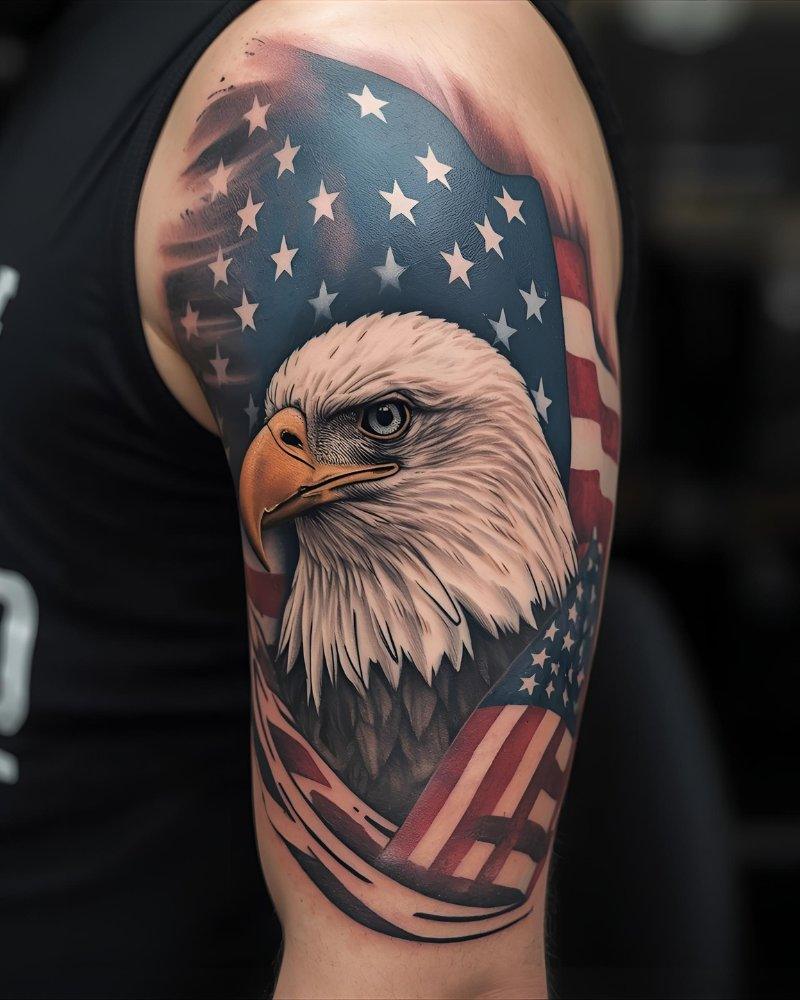 Tatuagem masculina no braço de uma águia americana.