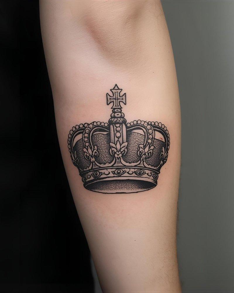 Tatuagem masculina no braço de coroa detalhada.