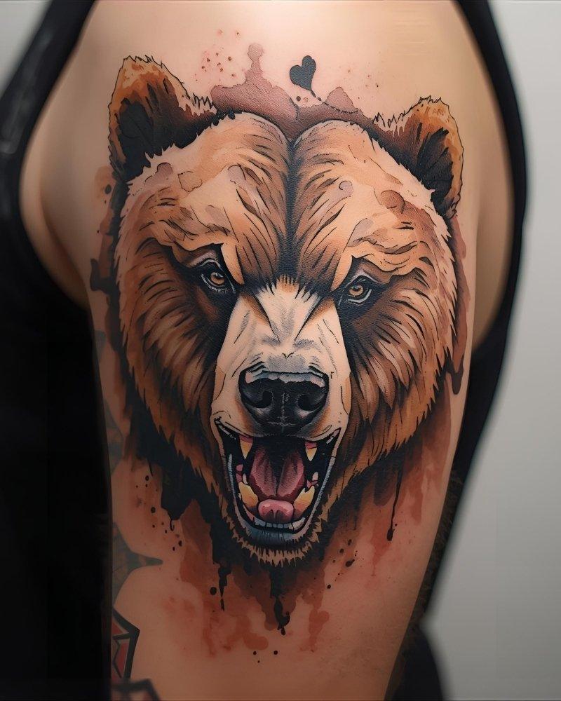 Tatuagem masculina no braço de urso pardo forte.