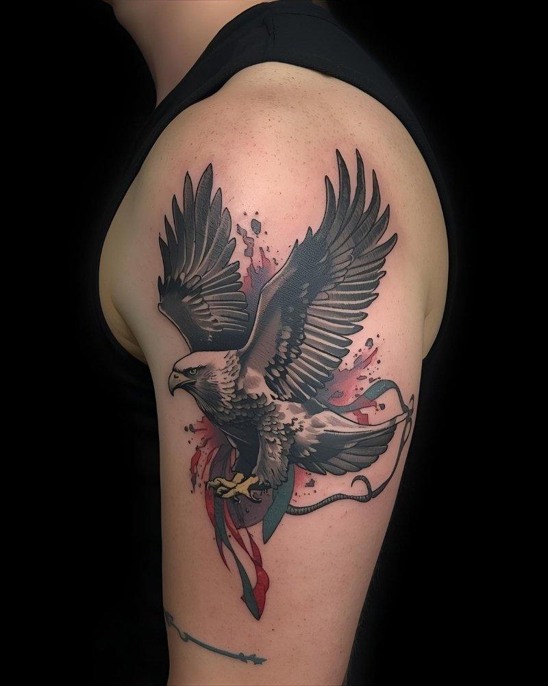 Tatuagem masculina no braço de águia em voo.