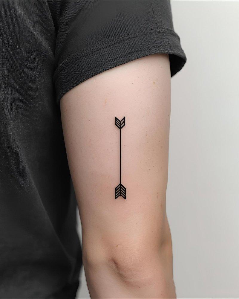 atuagem masculina no braço de flecha minimalista.