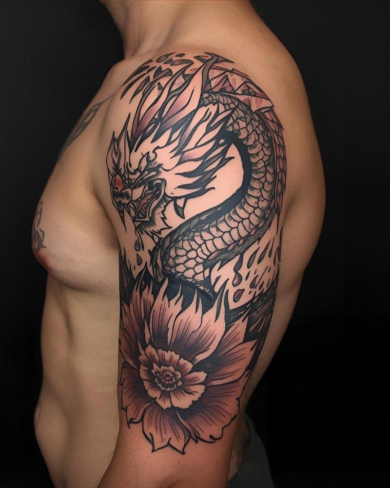 Tatuagem masculina no braço de dragão tribal.