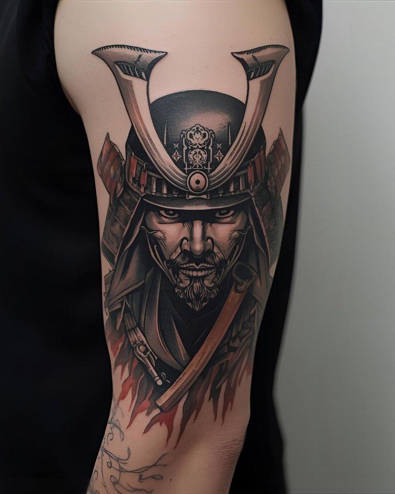 Tatuagem masculina no braço de samurai com máscara.