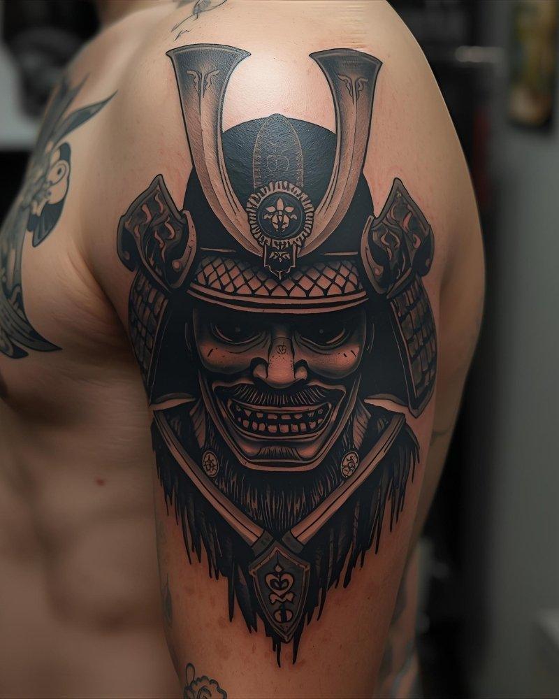 Tatuagem masculina no braço de samurai com máscara.