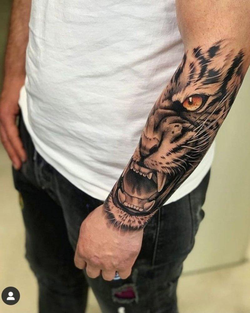 Tatuagem masculina no braço