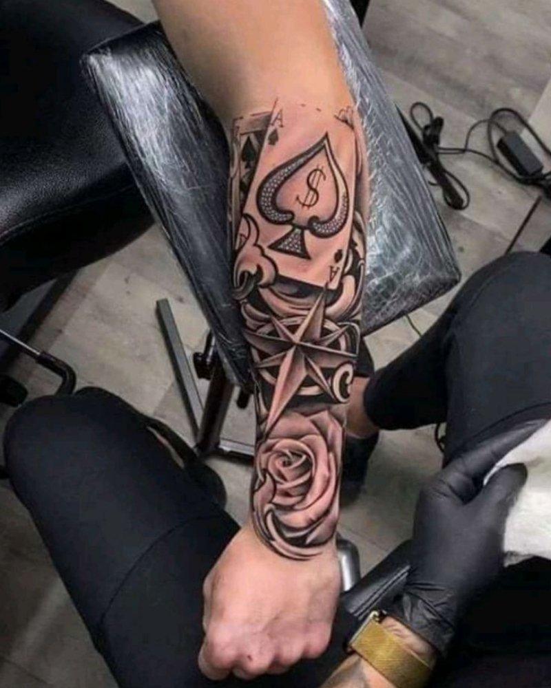 Tatuagem masculina no braço