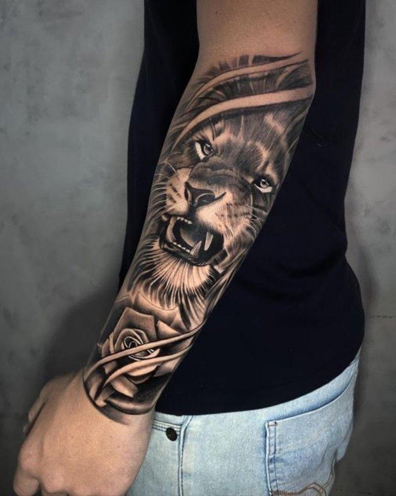 Tatuagem masculina no braço