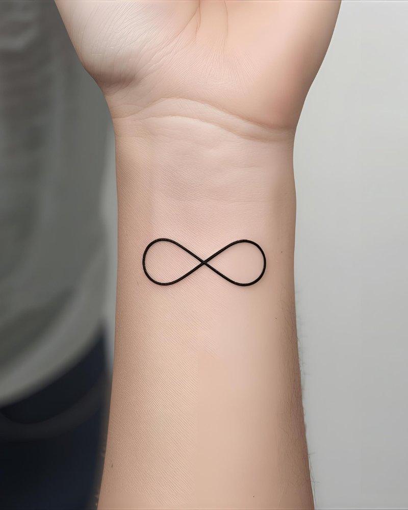 Tatuagem pequena masculina com significado, símbolo do infinito no pulso.