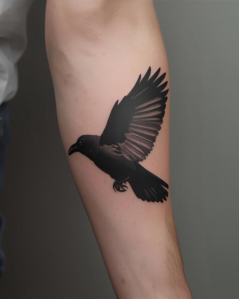 Tatuagem de corvo, um dos estilos de tatuagem pequena masculina com significado de sabedoria.