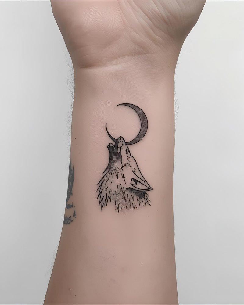 Tatuagem de lobo uivando para a lua, uma tatuagem pequena masculina com significado.