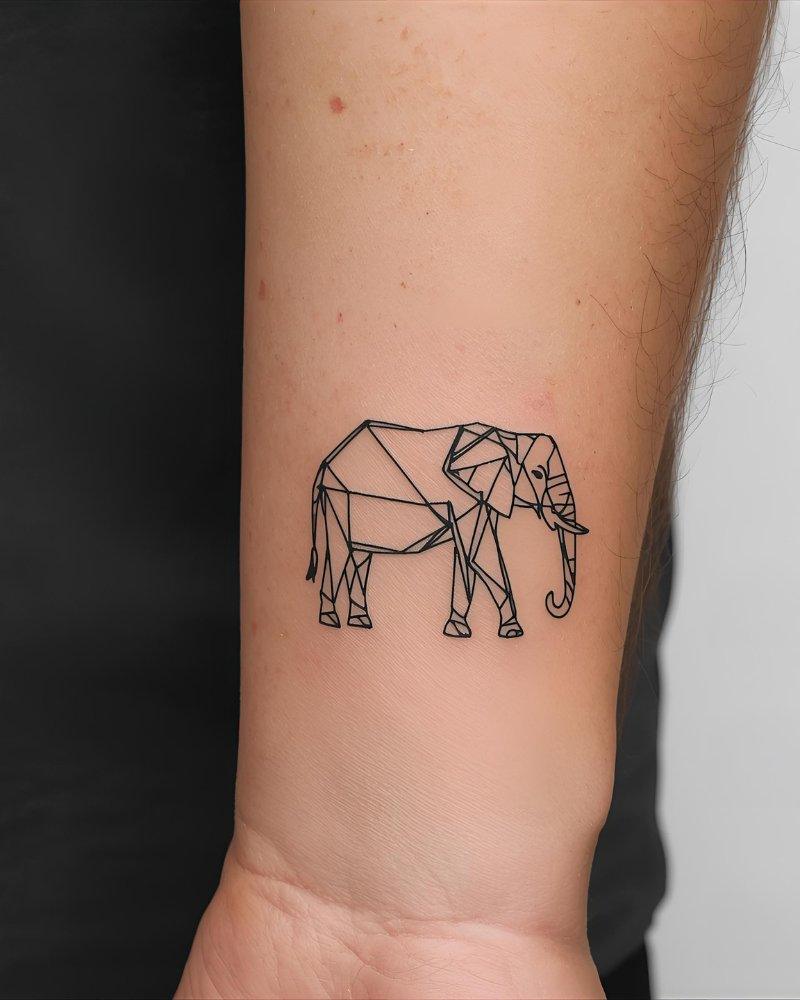 Tatuagem de elefante, uma tatuagem pequena masculina com significado de sabedoria e força.