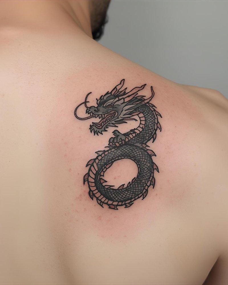 Tatuagem pequena masculina com significado de dragão, simbolizando poder e proteção.