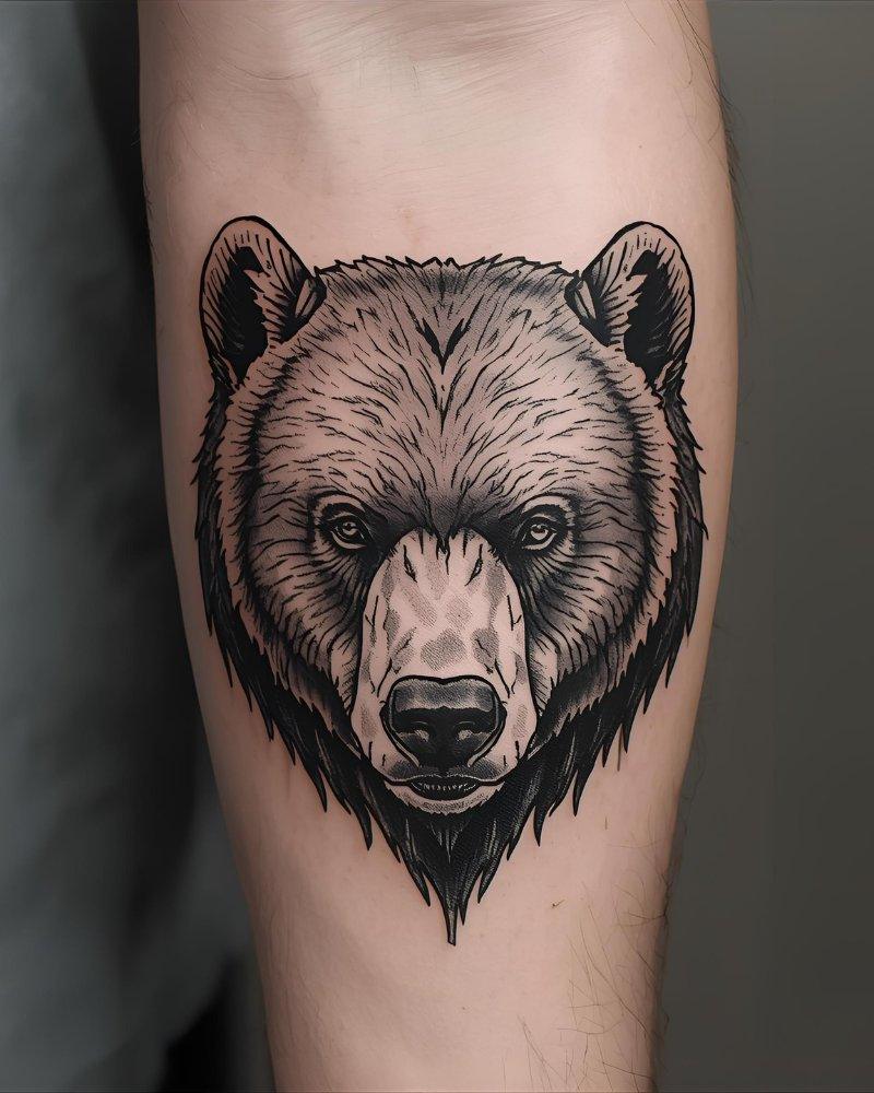 Tatuagem de urso, um dos estilos de tatuagem pequena masculina com significado de proteção e força.