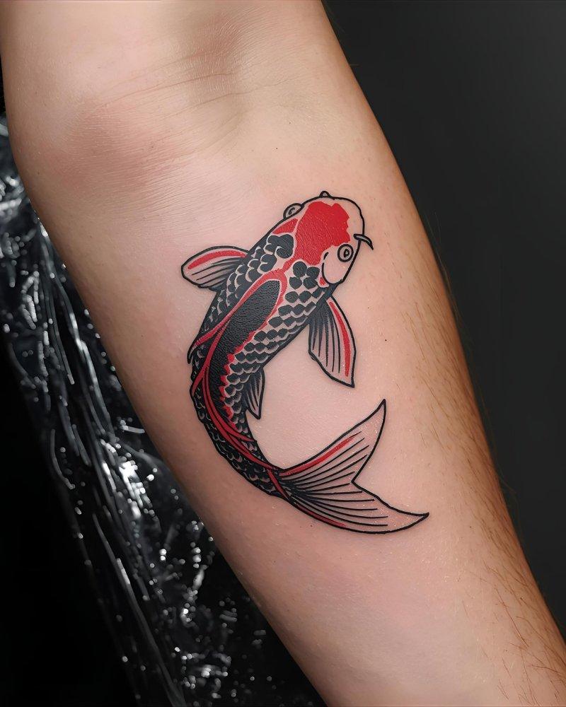 Tatuagem pequena masculina com significado, peixe Koi simbolizando perseverança.