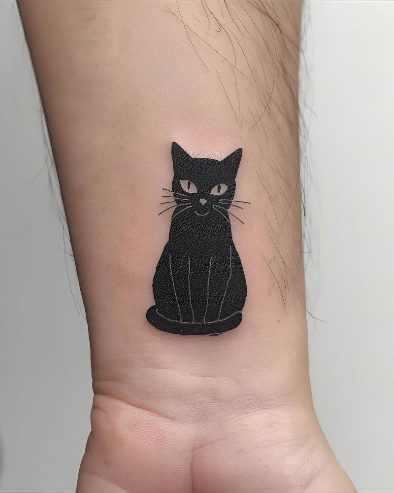 Tatuagem de gato preto, um dos estilos de tatuagem pequena masculina com significado de intuição.