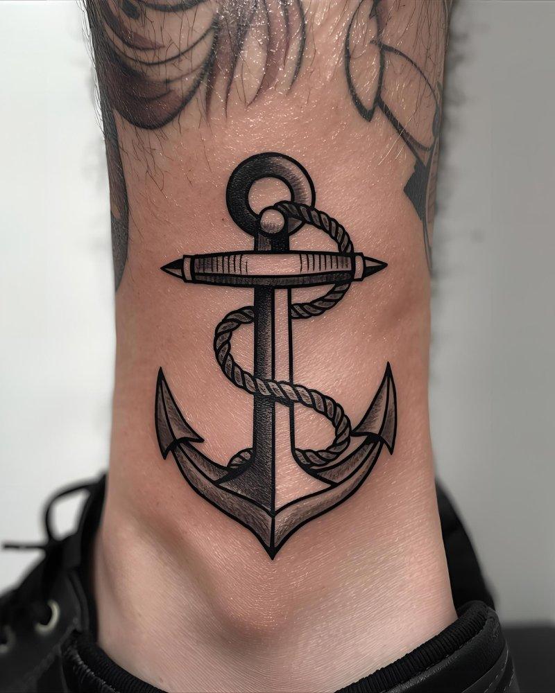 Tatuagem pequena masculina com significado, âncora no tornozelo.