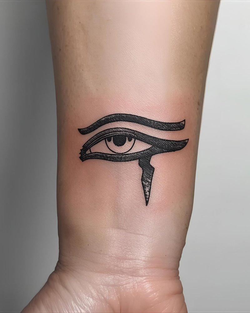 Tatuagem pequena masculina com significado, Olho de Hórus simbolizando proteção.