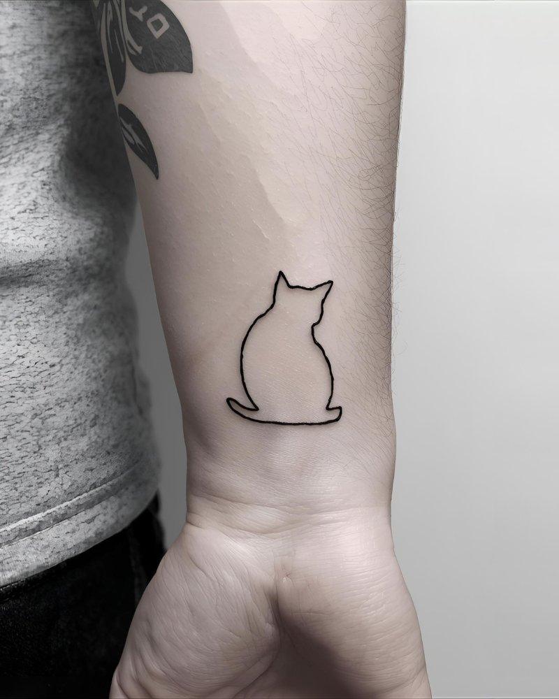 Tatuagem de silhueta de gato, uma tatuagem pequena masculina com significado de independência.