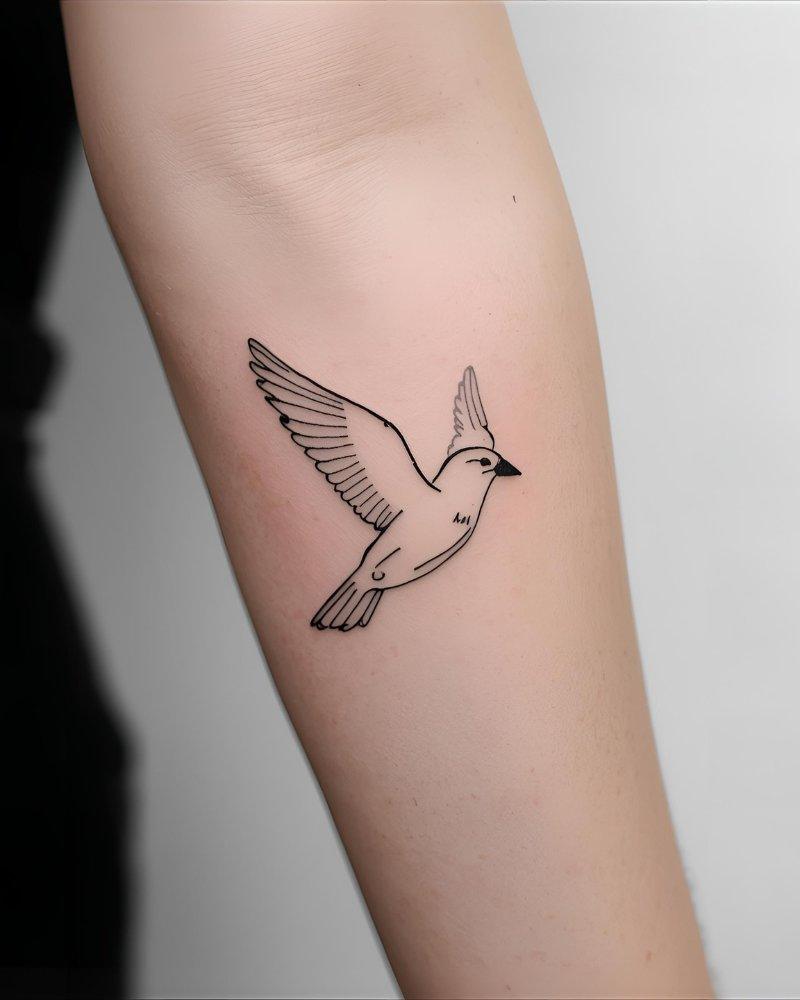 Tatuagem de pássaro, um estilo de tatuagem pequena masculina com significado de liberdade.