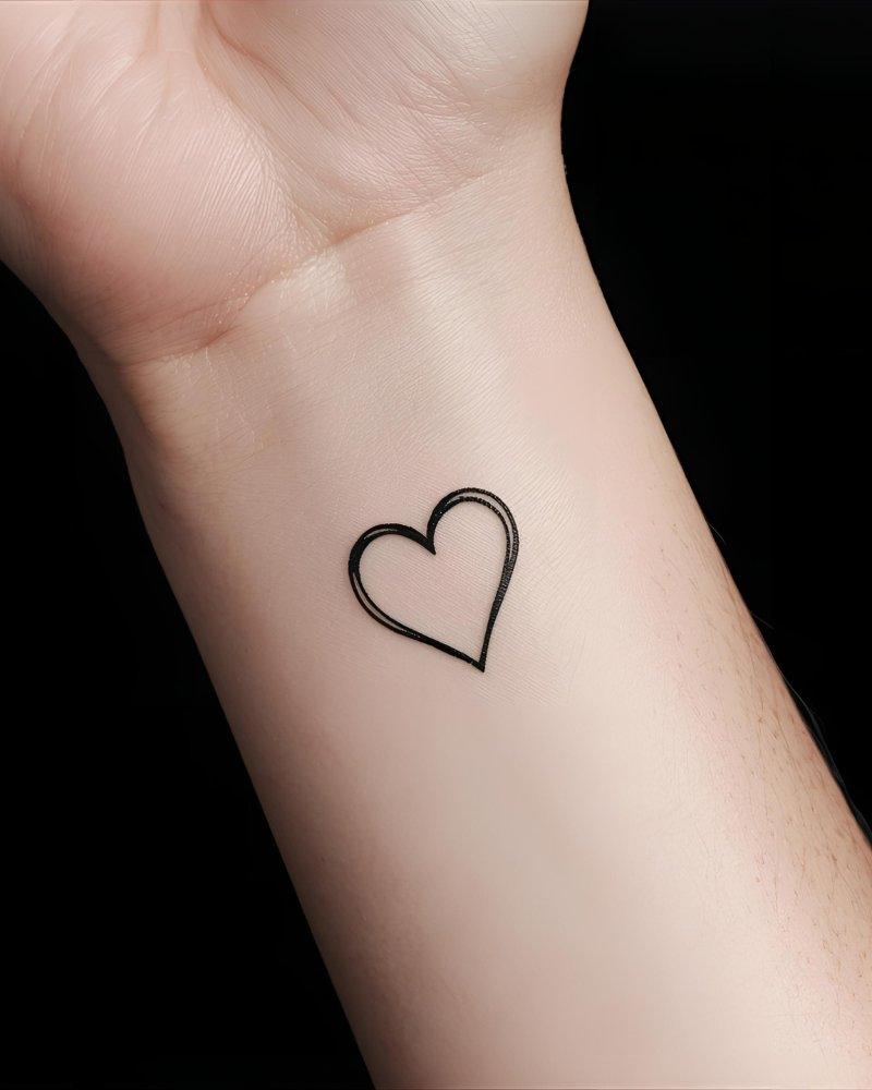 Tatuagem pequena masculina com significado, coração minimalista no pulso.