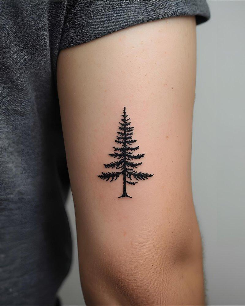 Tatuagem pequena masculina com significado, pinheiro simbolizando resiliência.