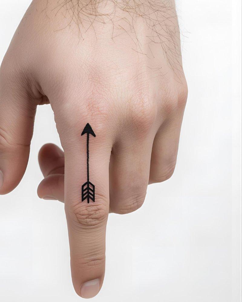 Tatuagem de flecha, um dos estilos de tatuagem pequena masculina com significado de progresso.