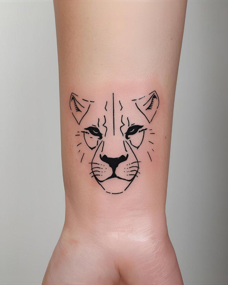 Tatuagem pequena masculina com significado de leão, simbolizando força e coragem.