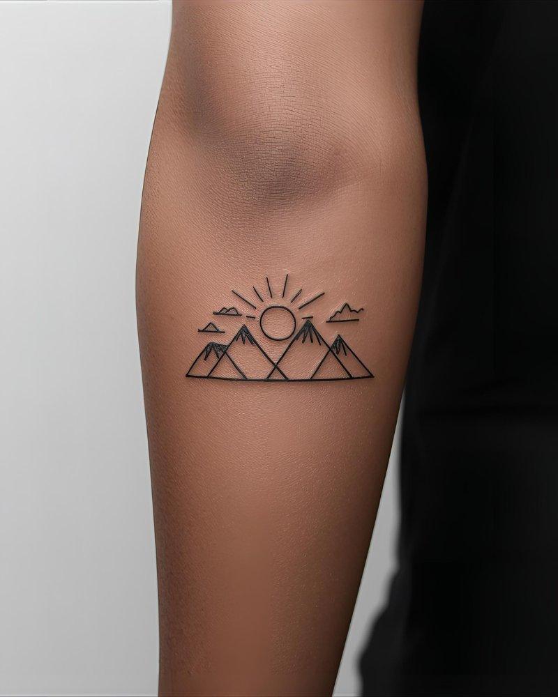 Tatuagem pequena masculina com significado de montanha, representando superação.